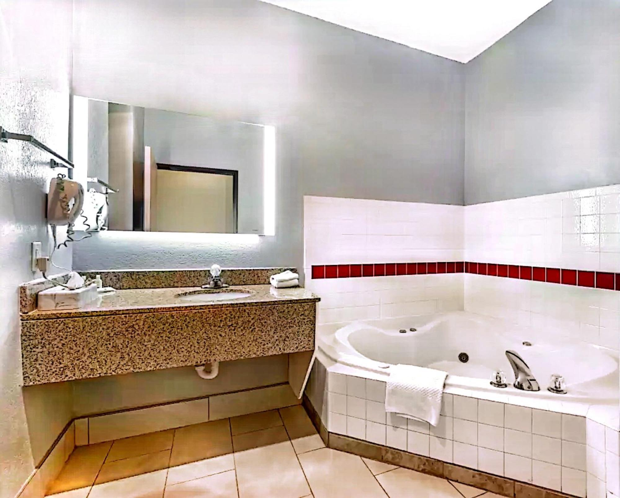 Quality Inn & Suites Manhattan Exteriér fotografie