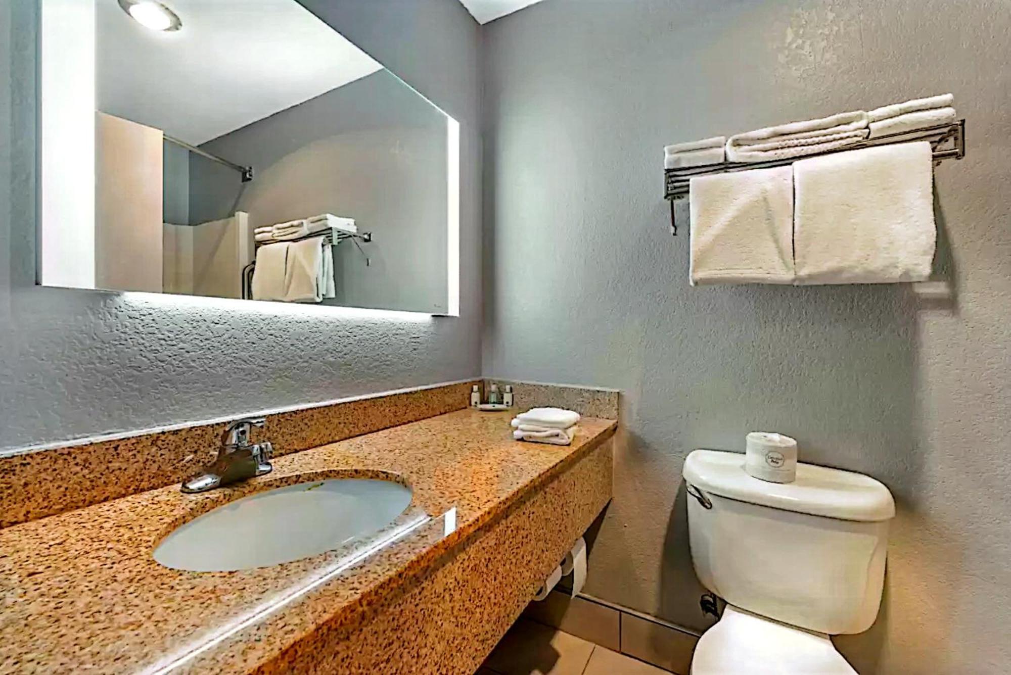 Quality Inn & Suites Manhattan Exteriér fotografie