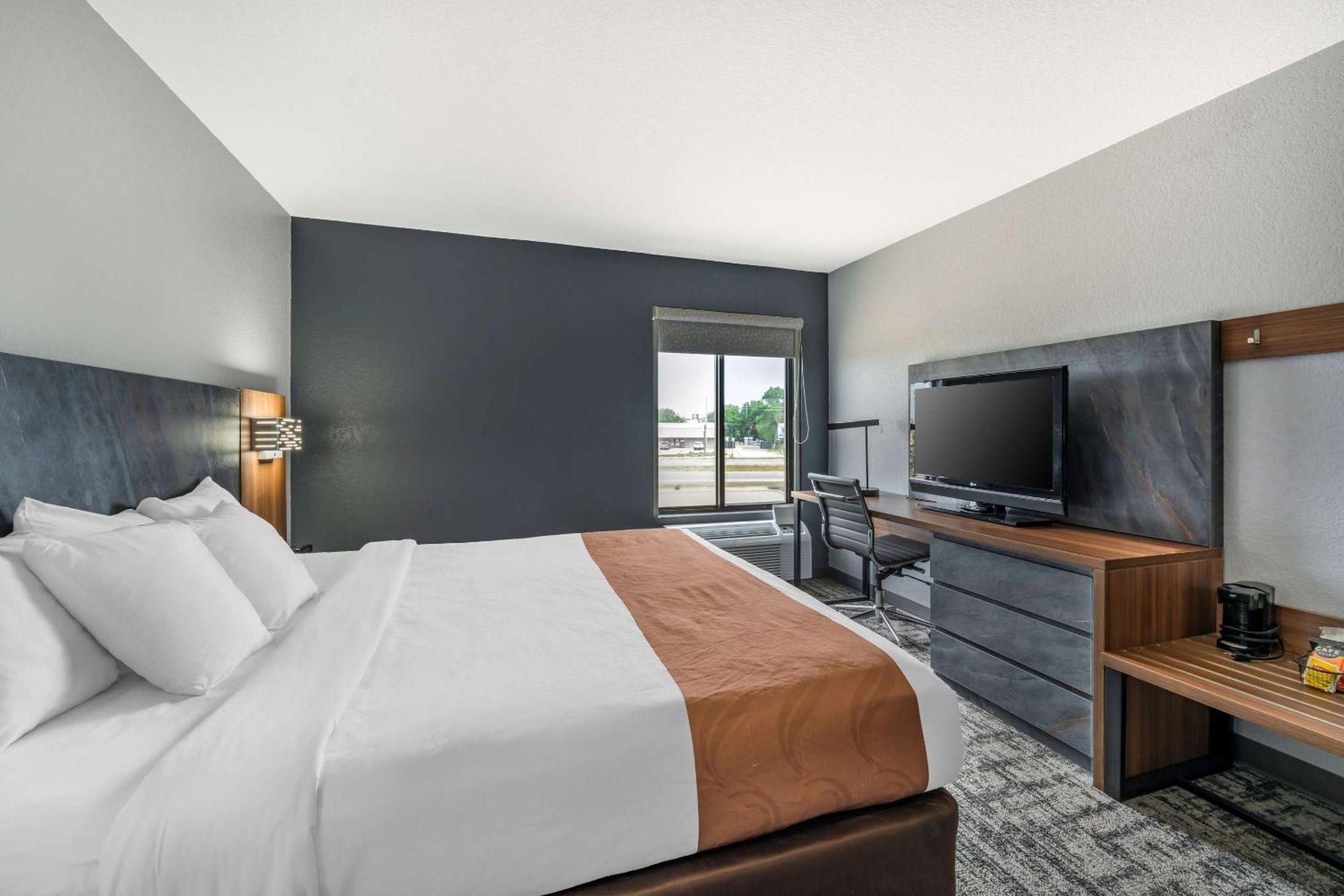 Quality Inn & Suites Manhattan Exteriér fotografie