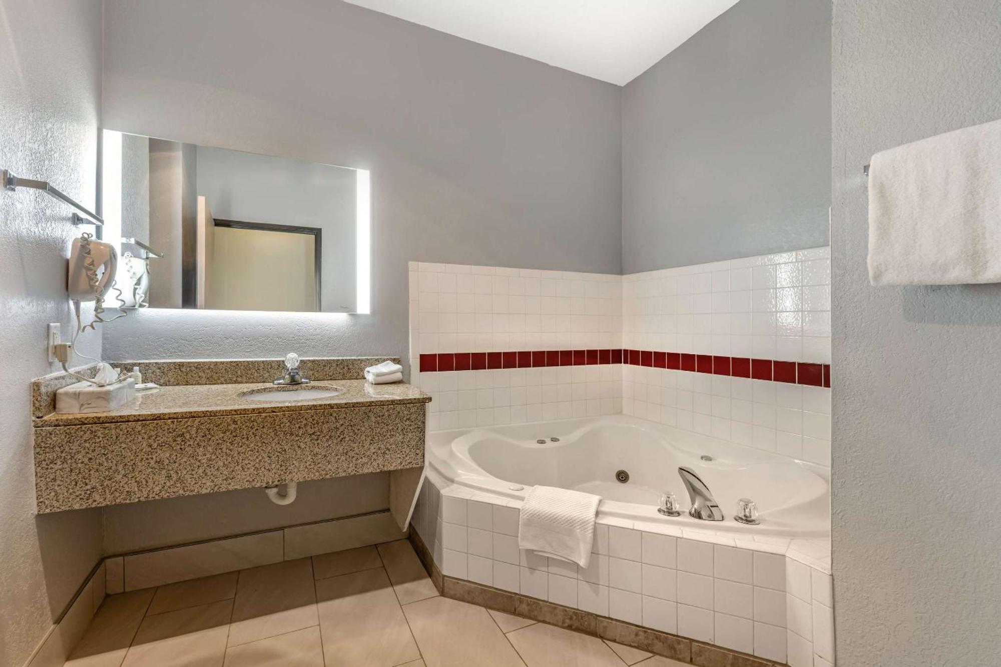 Quality Inn & Suites Manhattan Exteriér fotografie